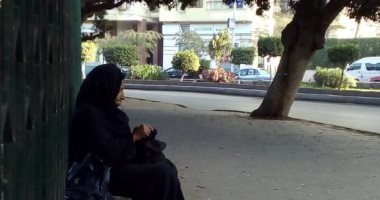 "إحنا معاك".. مسنة مشردة فى تقاطع شارع الحجاز مع السباق بمصر الجديدة