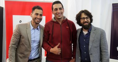 صور.. حسام هيكل ومعتز مشعل يجذبان الشباب فى اليوبيل الذهبى لمعرض الكتاب