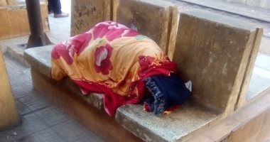 "إحنا معاك".. قارئ يشارك بصورة لمشرد بمحطة قطار السوق فى الإسكندرية