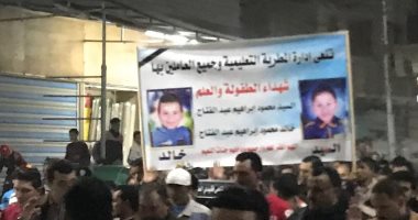 أهالي المطرية بالدقهليه يشيعون جثامين طفلين شقيقين غرقوا ببحيرة المنزلة