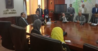 وزير القوى العاملة يسلم شهادات أمان لمستحقيها بمحافظة الأقصر 