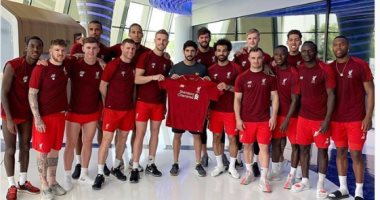 صور.. لاعبو ليفربول يهدون قميص "الريدز" إلى ولى عهد دبى