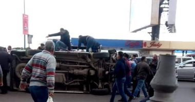 إصابة 3 أشخاص فى انقلاب سيارة ميكروباص بطريق الكورنيش فى الإسكندرية