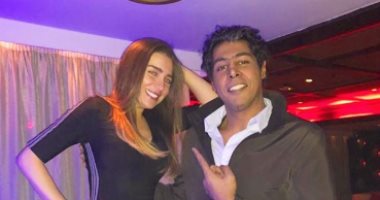 عشان تطوله.. مى عز الدين تقف على "الكنبة" لالتقاط صورة مع عمر مصطفى متولى