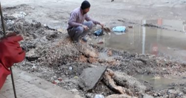 صور.. غرق شارع العشرين فى محافظة البحيرة بمياه الصرف الصحى