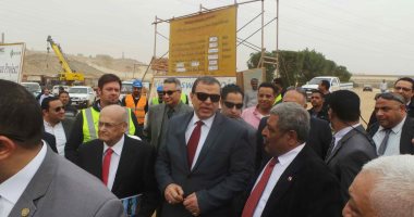 العاملون بمصنع كيما يستقبلون وزير القوى العاملة بهتاف تحيا مصر 