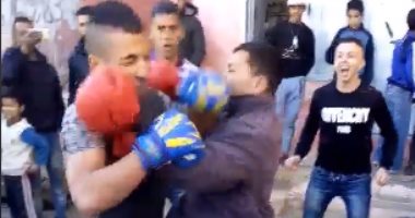 شاهد.. WWE فى شوارع المغرب.. قتال بالأيدى وسط هتاف الجمهور