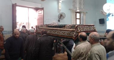 صور.. تشييع جنازة شقيقة مكرم محمد أحمد بمنوف