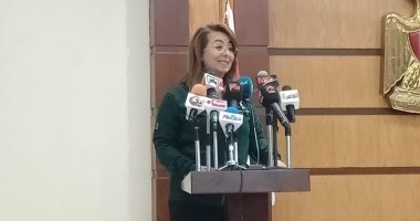 غادة والى مرتدية زى فرق التدخل السريع: ما تحقق فى أسبوعين يحتاج 4 سنوات