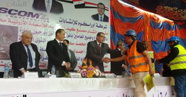 صور.. وزير القوى العاملة لعاملى مصنع كيما: "الناس اللى بتعرق وراء أى تنمية " 