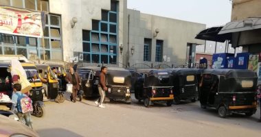 قارئ يشكو موقف عشوائى للتوك توك أمام محطة مترو حدائق حلوان  