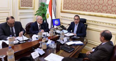 صور.. رئيس الوزراء يعقد اجتماعا لتشجيع تحويل السيارات للعمل بالغاز الطبيعى