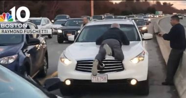 جنون سائق.. رد فعل غير متوقع لشخص بعد اصطدام سيارته بأخرى.. اعرف الحكاية