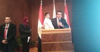 فيديو.. وزير التعليم العالى يحمل طفلا مريضا أثناء إلقاء كلمته بمستشفى أطفال المنصورة