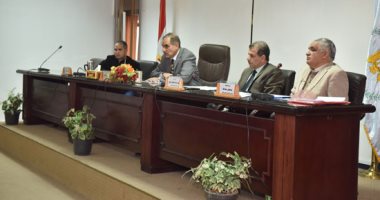 محافظ أسيوط يستعرض خطة هيئة محو الامية لفتح فصول جديدة 