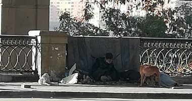 " إحنا معاك": قارئ يشارك بصورة لمشرد فى شارع كورنيش النيل أسفل كوبرى الساحل