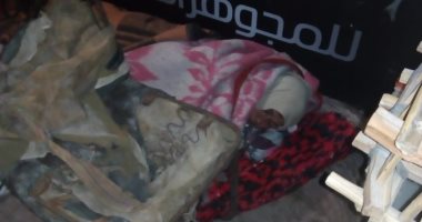 "إحنا معاك": قارئ يشارك بصورة مشردة بلا مأوى فى ميدان الجامع بمصر الجديدة