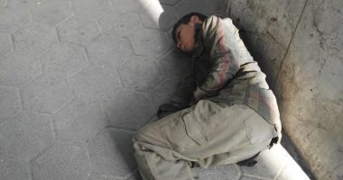" إحنا معاك": قارئ يشارك بصورة لطفل مشرد بالكوربة فى مصر الجديدة