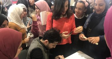 المخالفات مستمرة.. زحام فى حفل توقيع محمد إبراهيم وحسام هيكل بمعرض الكتاب