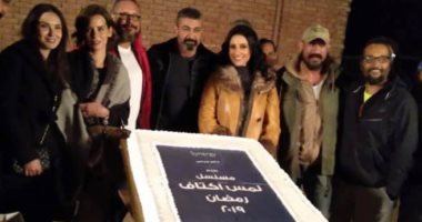 شاهد.. ياسر جلال يحتفل ببدء تصوير "لمس أكتاف" مع بطلات المسلسل