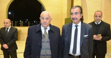 عصام شلتوت وحمدى رزق وحسين زين" فى عزاء شقيقة مكرم محمد أحمد بمسجد المشير