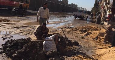 سيارة نقل ثقيل تتسبب فى انفجار خط مياه بشبين القناطر
