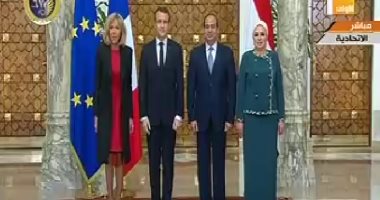 صورة تذكارية تجمع الرئيسين السيسى وماكرون وقرينتيهما بقصر الاتحادية