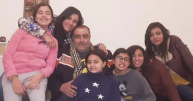 صور.. أسرة المخرج سامح عبد العزيز تحتفل بالإفراج عنه