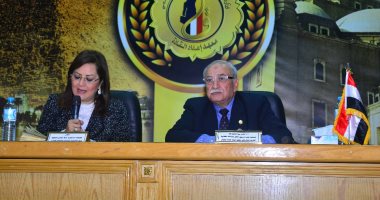 وزير التعليم العالى يستعرض تقريرًا حول فعاليات منتدى شباب الجامعات المصرية