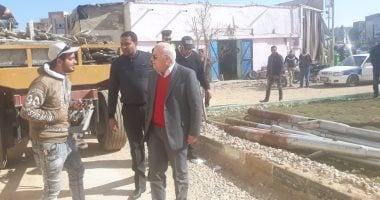 صور.. محافظ بورسعيد يتفقد أعمال رصف ورفع كفاءة المنطقة الثالثة