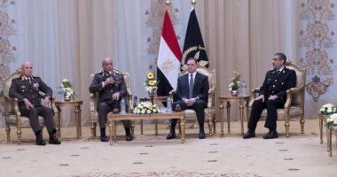 فيديو.. وزير الدفاع يقدم التهنئة لوزير الداخلية بمناسبة عيد الشرطة الـ67