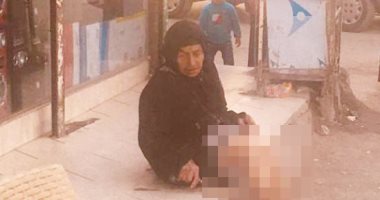 "إحنا معاك".. مشردة "كفيفة" تجلس أمام مجلس مدينة منوف فى المنوفية