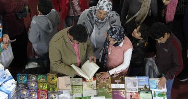 صورة اليوم..  معرض الكتاب.. القراءة لكل أفراد الأسرة
