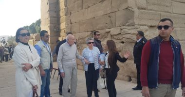صور.. الرئيس الفرنسى الأسبق يزور آثار الأقصر فى رحلة سياحية 