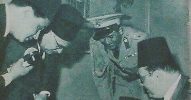 شاهد الملك فاروق فى مصلحة الأرصاد الجوية بعد افتتاحها بالأربعينيات