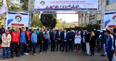وزير التعليم العالى يستعرض تقريراً حول فعاليات الملتقى الأول للجامعات المصرية