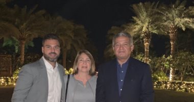 شاهد.. وزير الرياضة السابق وزوجته فى زيارة لنجلهما بالإمارات
