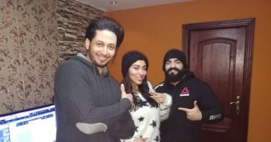 صور.. زيزى عادل تنتهى من تسجيل أغنية "عاملى معلم"
