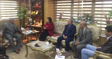 نائب وزير الزراعة ومحافظ أسوان يجتمعان باللجنة العليا لتنمية بحيرة السد العالى