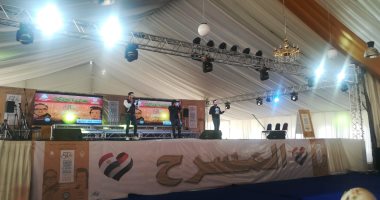 شاهد.. غناء ورقص على أغانى منير وعمرو دياب فى معرض الكتاب 