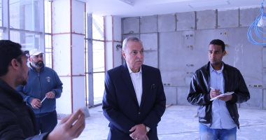 محافظ قنا يتفقد التجهيزات النهائية بمركز خدمة المستثمرين 