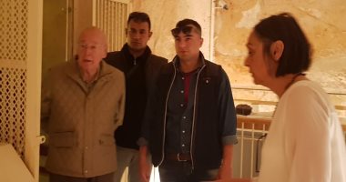صور.. رئيس فرنسا الأسبق يواصل جولاته السياحية بالأقصر