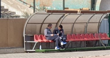لاسارتى يعقد جلسة مع مساعديه قبل مران الأهلى