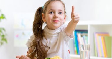 محتارة تأكليه إيه.. اعرفى قائمة الأطعمة والمشروبات المناسبة لطفلك