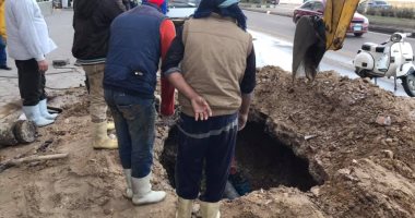 صور.. انفجار ماسورة مياه يتسبب فى هبوط أرضى وسط الإسكندرية