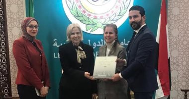 مكتبة الإسكندرية تُهدى أبرز إصداراتها إلى جامعة الدول العربية بمعرض القاهرة