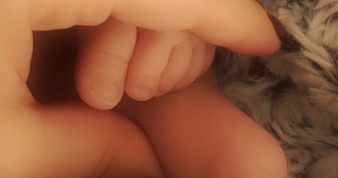 كندة علوش تنشر الصورة الأولى لابنتها حياة وتعلق: حياتى وعمرى