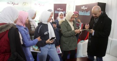 محمد صادق ومحمد إنسان يجذبان الشباب فى حفلات التوقيع بمعرض الكتاب