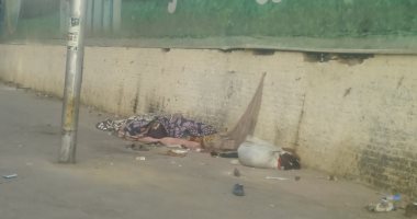 إحنا معاك.. قارئ يشارك بصورة لأسرة مشردة تفترش الرصيف بشارع التحرير بالدقى 