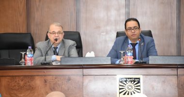 وزير التعليم العالى يستعرض تقريرًا حول ورشة موازنة البرامج والأداء للوزارة